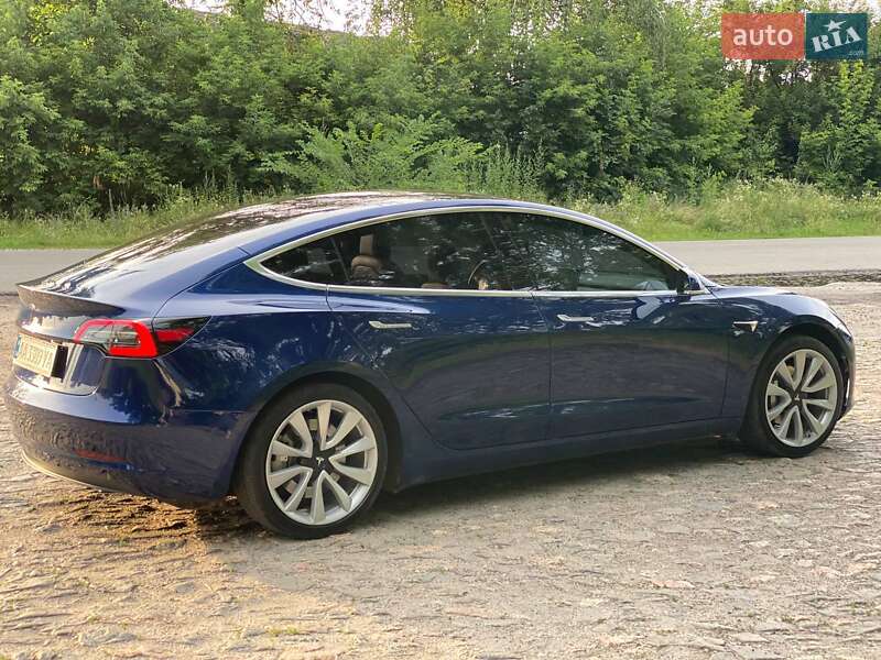 Седан Tesla Model 3 2018 в Сумах