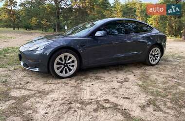 Седан Tesla Model 3 2022 в 