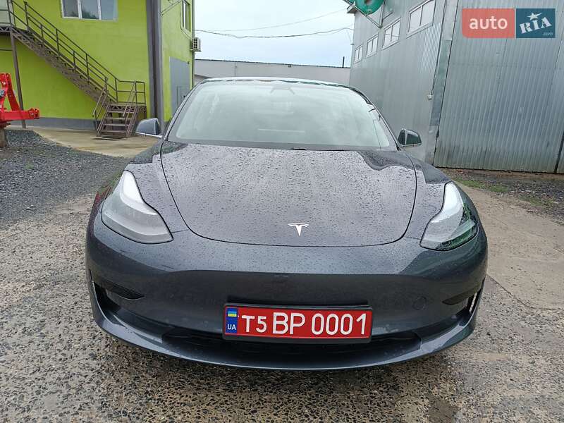 Седан Tesla Model 3 2020 в Звенигородці