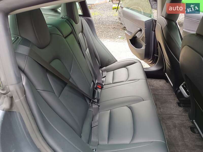 Седан Tesla Model 3 2020 в Звенигородці