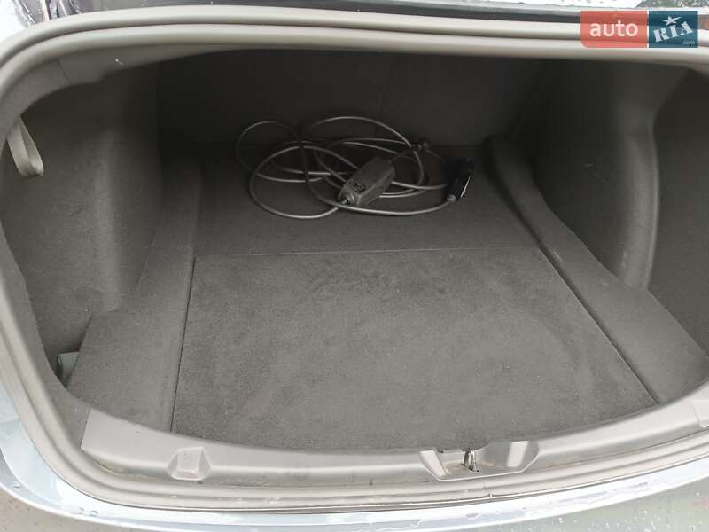 Седан Tesla Model 3 2020 в Звенигородці