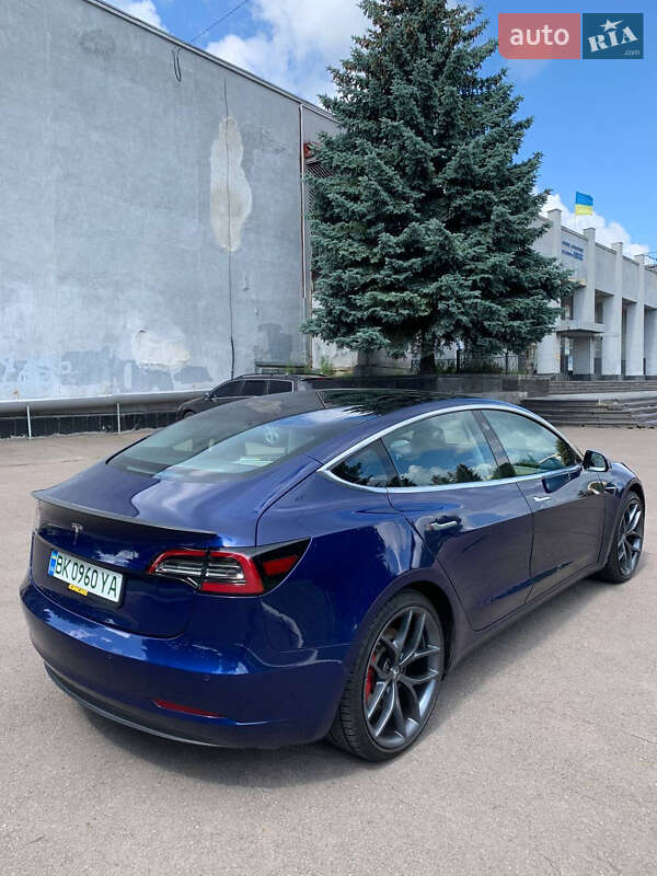 Седан Tesla Model 3 2018 в Ровно