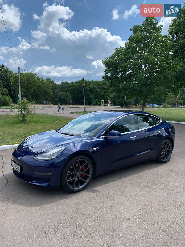 Седан Tesla Model 3 2018 в Ровно