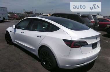 Седан Tesla Model 3 2021 в Воловце