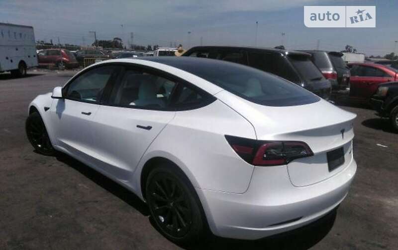 Седан Tesla Model 3 2021 в Воловцю