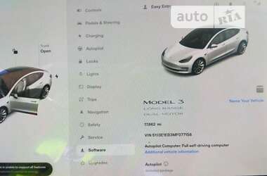 Седан Tesla Model 3 2021 в Воловцю
