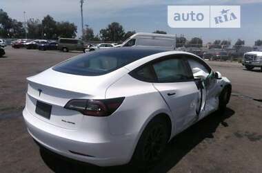 Седан Tesla Model 3 2021 в Воловцю