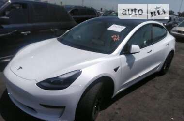 Седан Tesla Model 3 2021 в Воловцю
