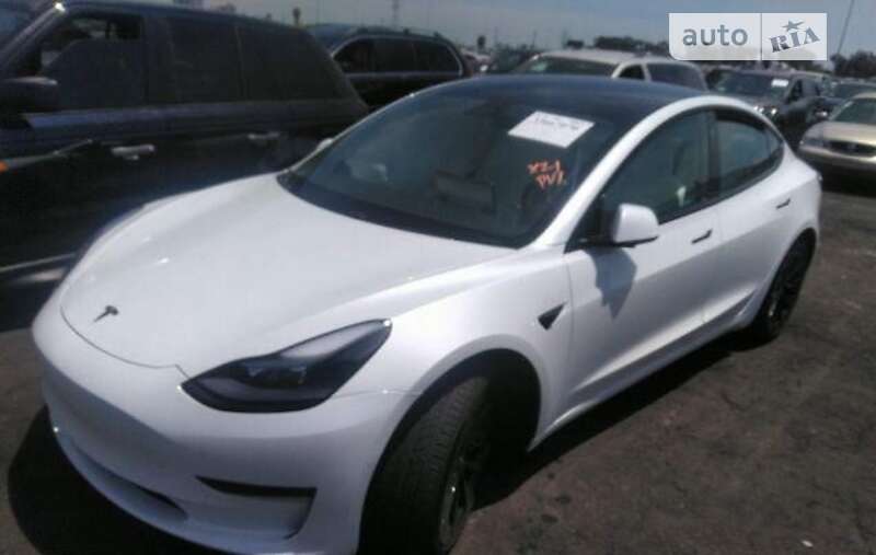 Седан Tesla Model 3 2021 в Воловцю