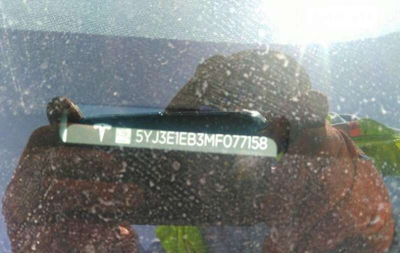 Седан Tesla Model 3 2021 в Воловцю