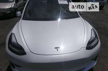 Седан Tesla Model 3 2021 в Воловцю
