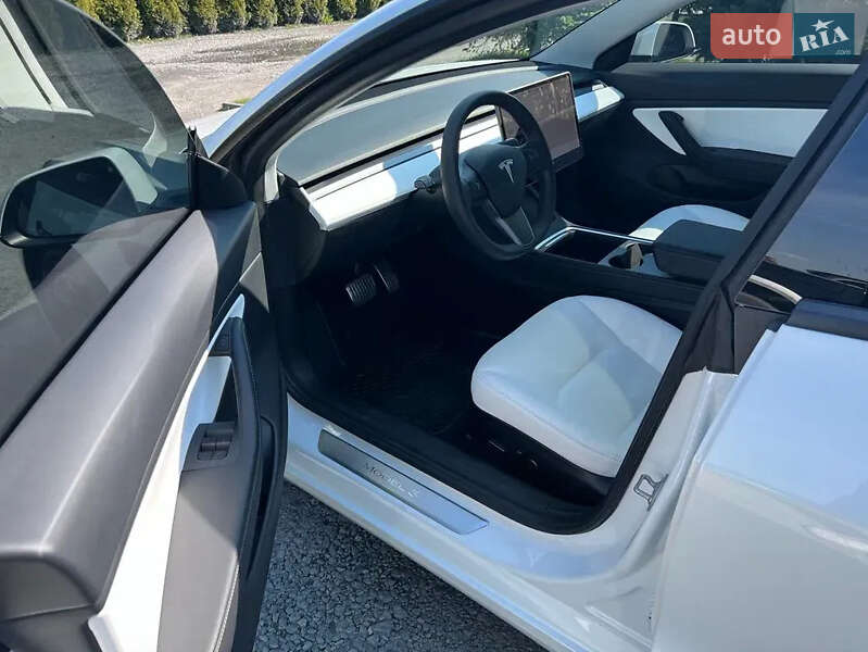 Седан Tesla Model 3 2020 в Львове