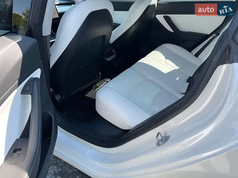 Седан Tesla Model 3 2020 в Львове