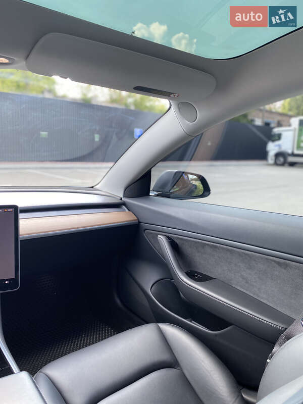 Седан Tesla Model 3 2018 в Києві