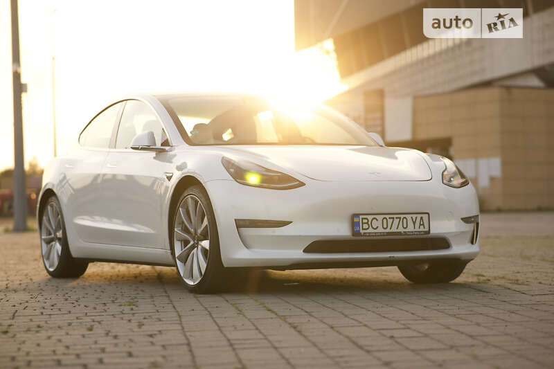 Седан Tesla Model 3 2019 в Львове