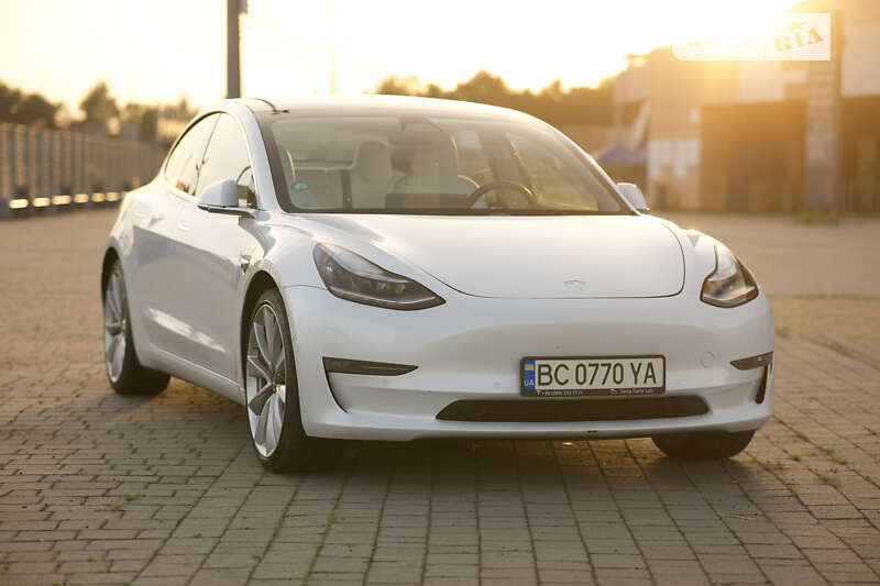 Седан Tesla Model 3 2019 в Львове