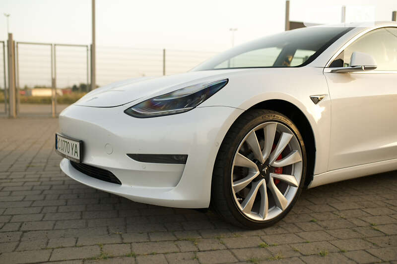 Седан Tesla Model 3 2019 в Львове