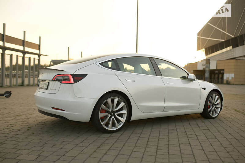 Седан Tesla Model 3 2019 в Львове