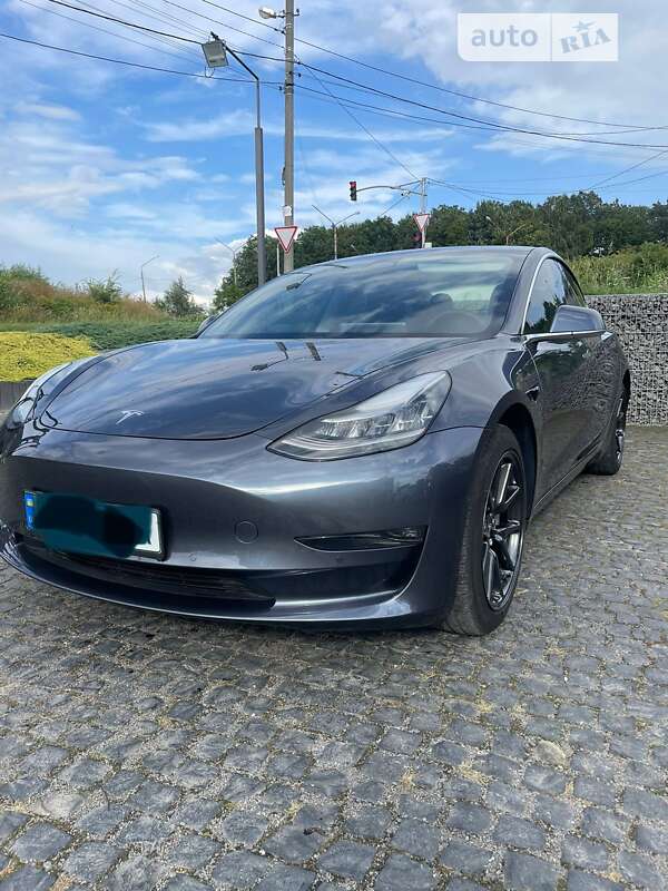 Седан Tesla Model 3 2020 в Львові