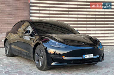 Седан Tesla Model 3 2022 в 