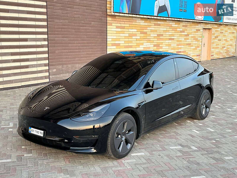 Седан Tesla Model 3 2022 в 