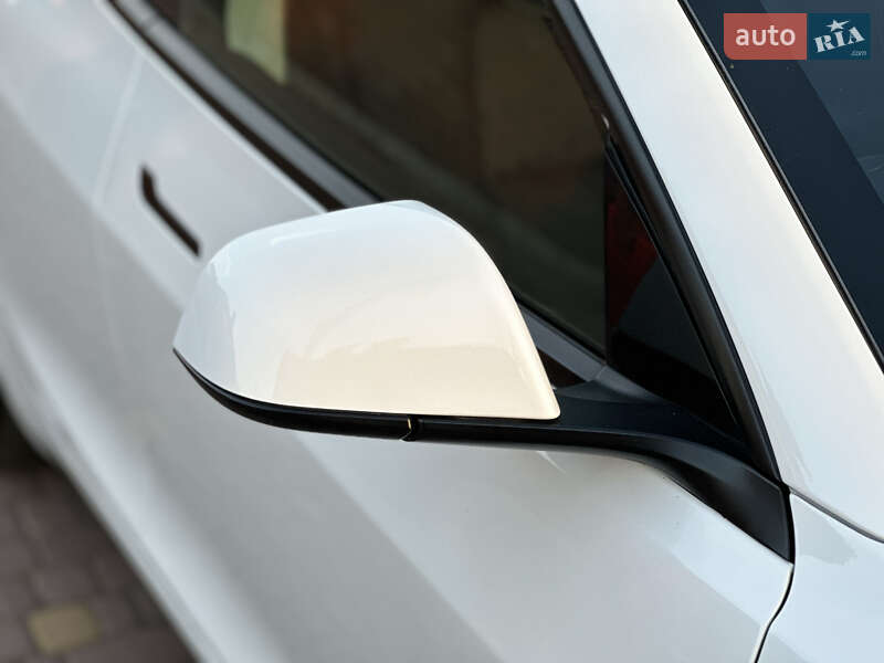 Седан Tesla Model 3 2022 в Ровно