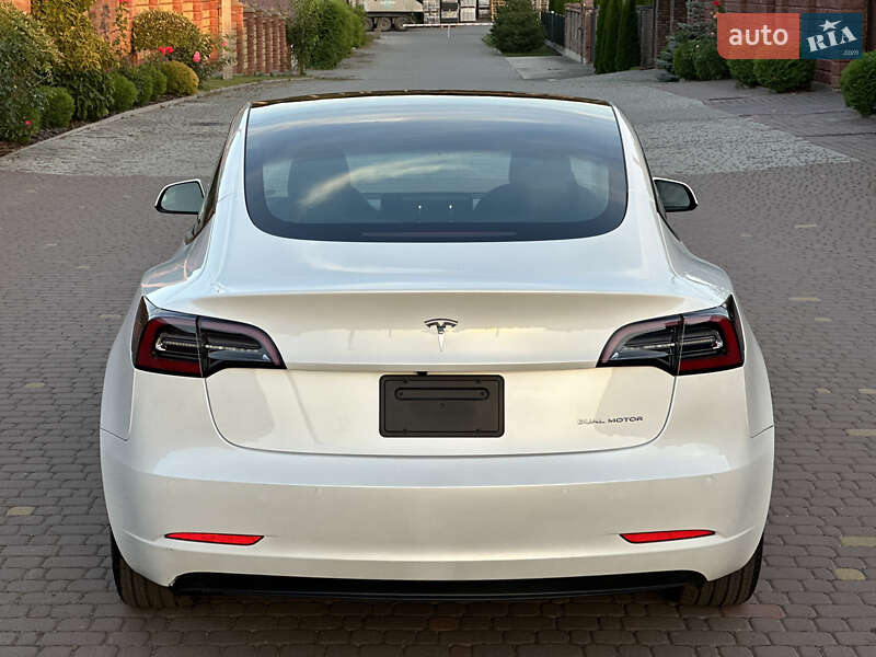 Седан Tesla Model 3 2022 в Ровно