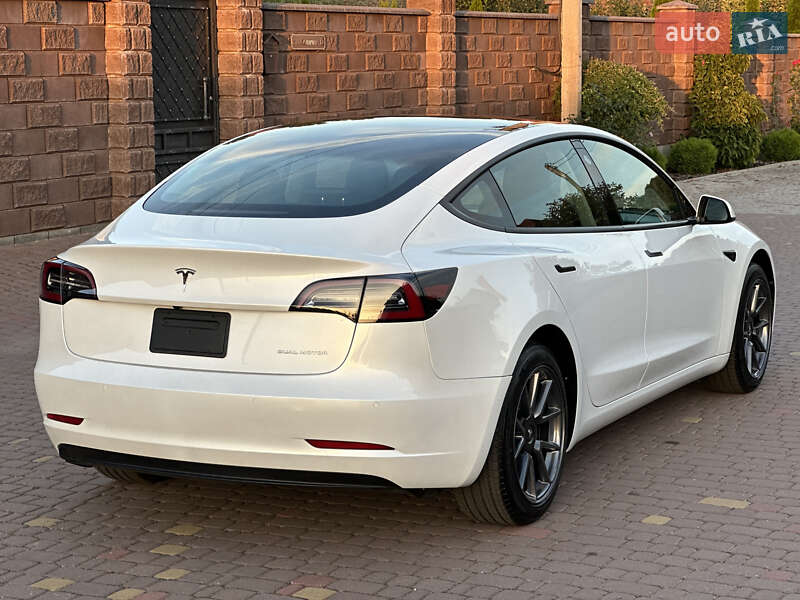Седан Tesla Model 3 2022 в Ровно