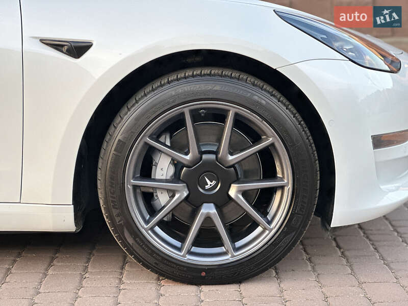 Седан Tesla Model 3 2022 в Ровно
