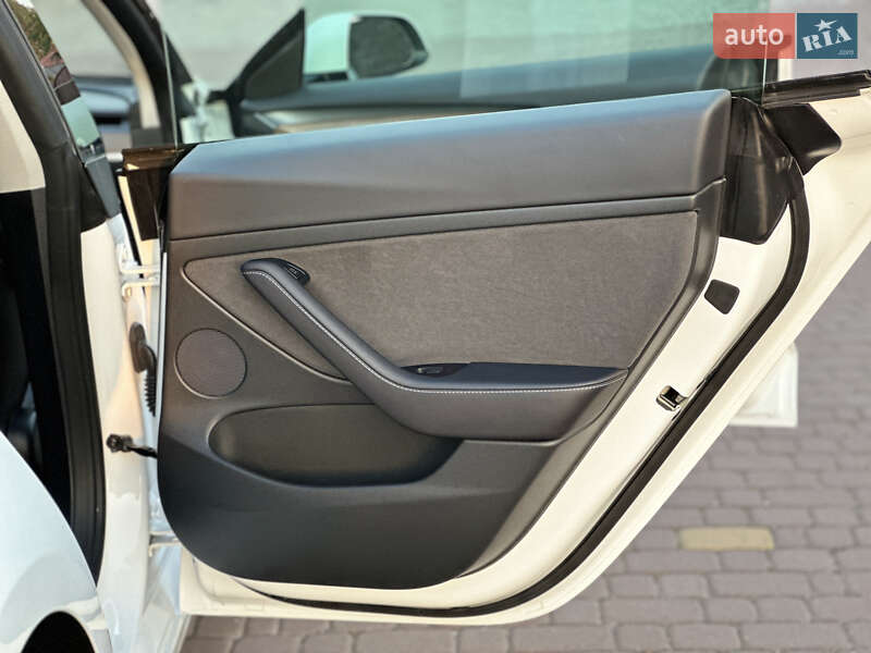 Седан Tesla Model 3 2022 в Ровно