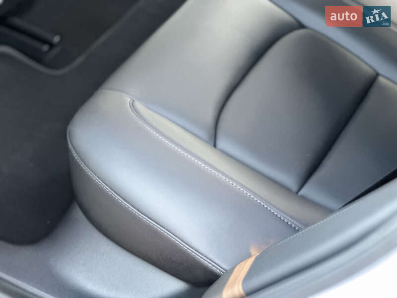 Седан Tesla Model 3 2022 в Ровно