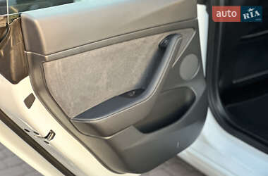 Седан Tesla Model 3 2022 в Ровно