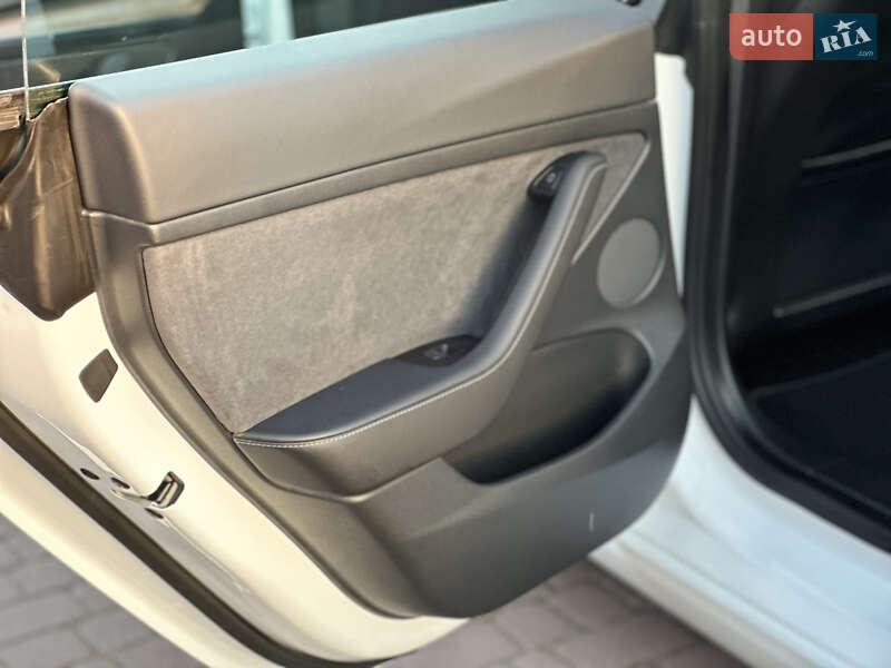Седан Tesla Model 3 2022 в Ровно