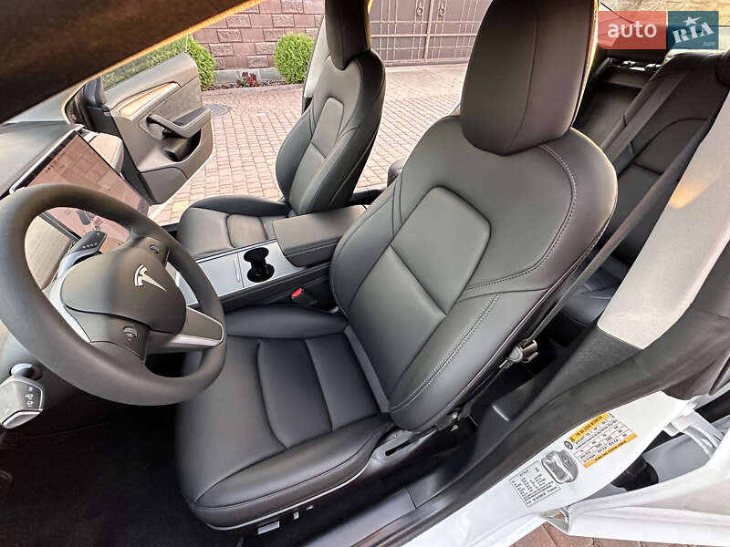 Седан Tesla Model 3 2022 в Ровно