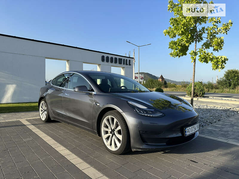 Седан Tesla Model 3 2019 в Мукачево