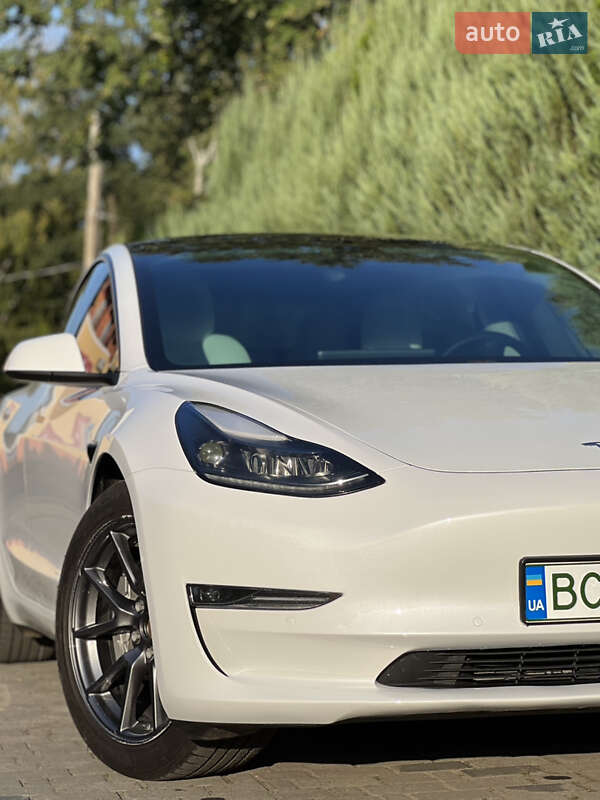 Седан Tesla Model 3 2021 в Самборе