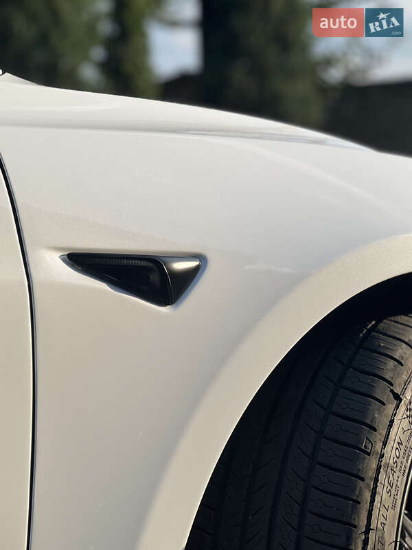Седан Tesla Model 3 2021 в Самборі