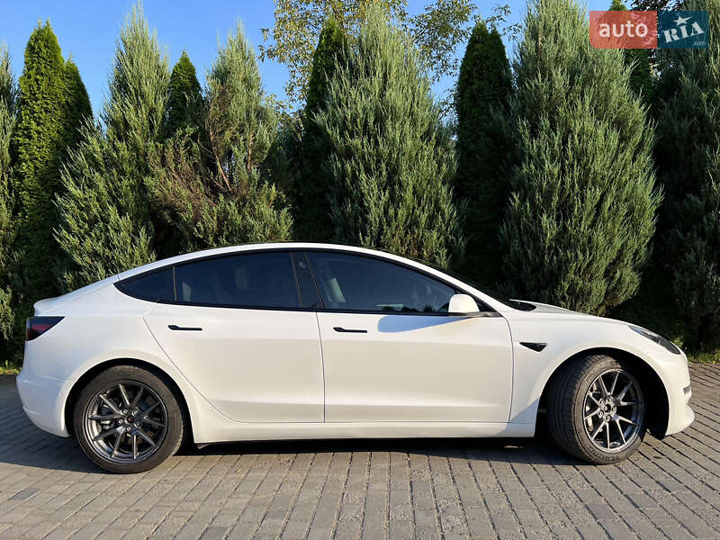 Седан Tesla Model 3 2021 в Самборе