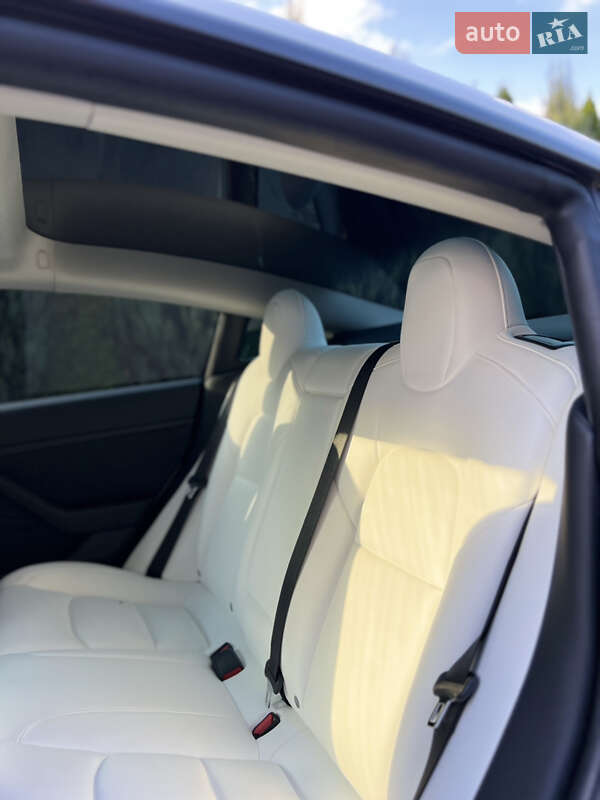 Седан Tesla Model 3 2021 в Самборе