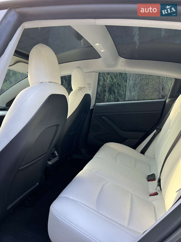 Седан Tesla Model 3 2021 в Самборі