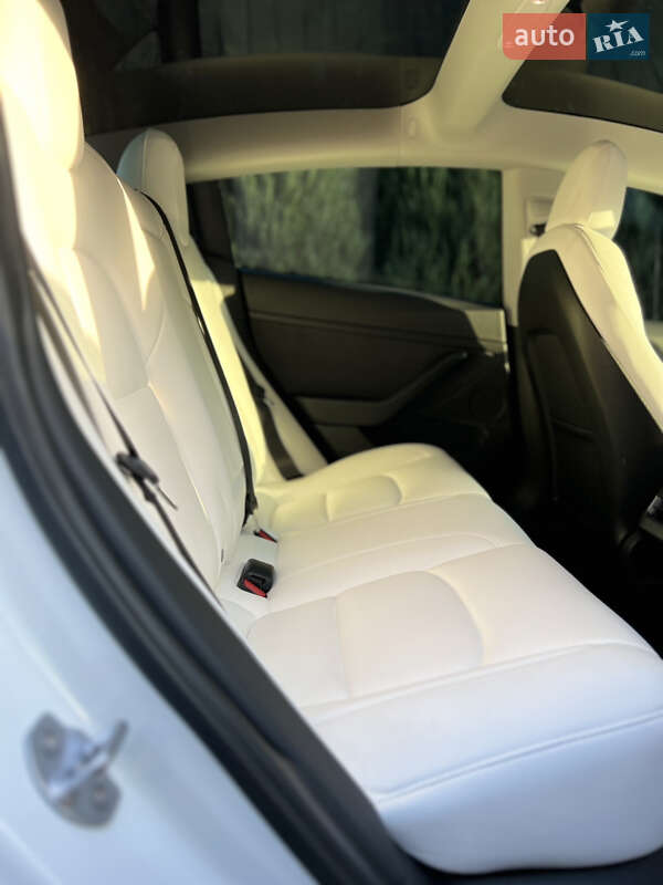 Седан Tesla Model 3 2021 в Самборі
