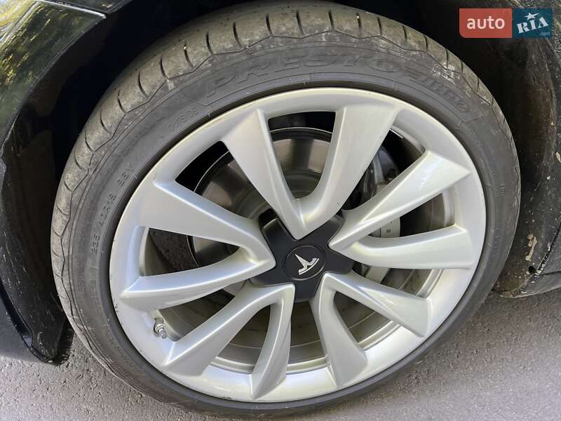 Седан Tesla Model 3 2019 в Киеве