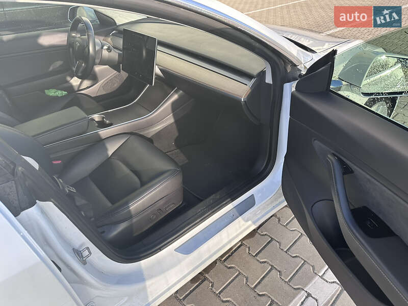 Седан Tesla Model 3 2019 в Івано-Франківську