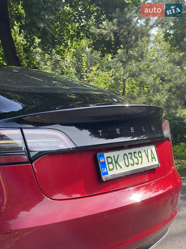 Седан Tesla Model 3 2018 в Ровно