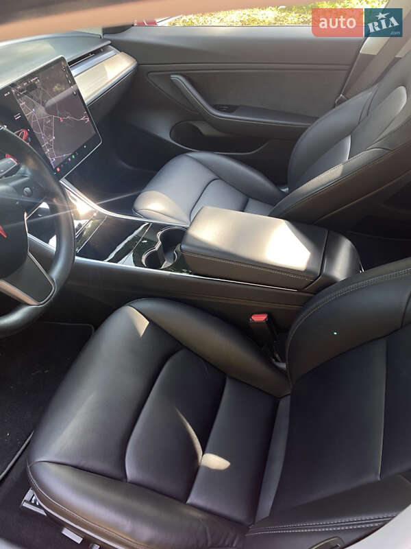 Седан Tesla Model 3 2018 в Ровно