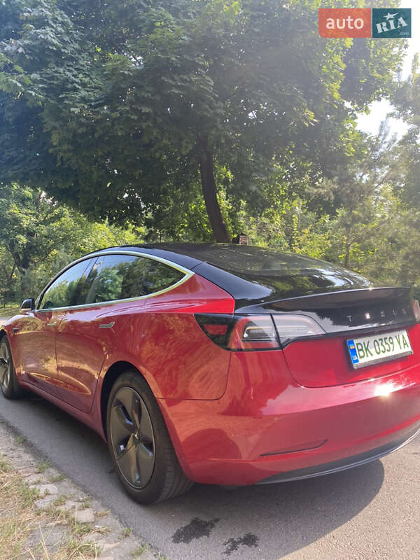 Седан Tesla Model 3 2018 в Ровно