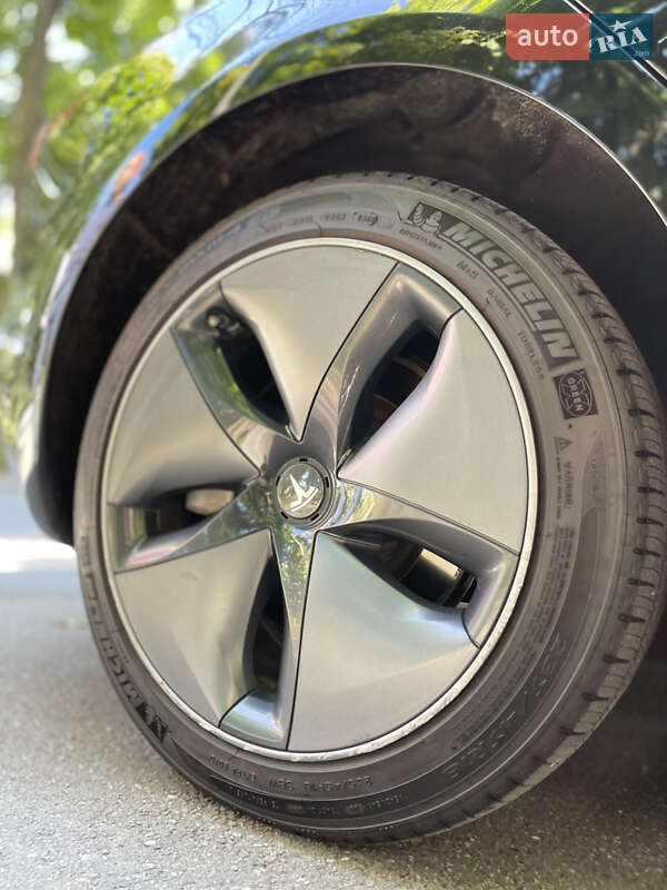 Седан Tesla Model 3 2018 в Харкові