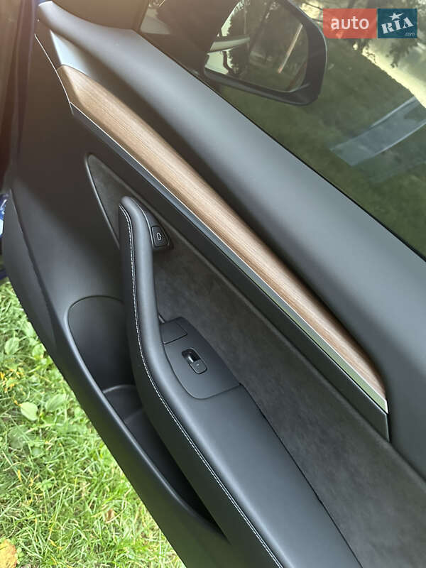 Седан Tesla Model 3 2023 в Сумах