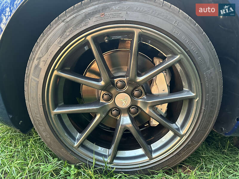 Седан Tesla Model 3 2023 в Сумах