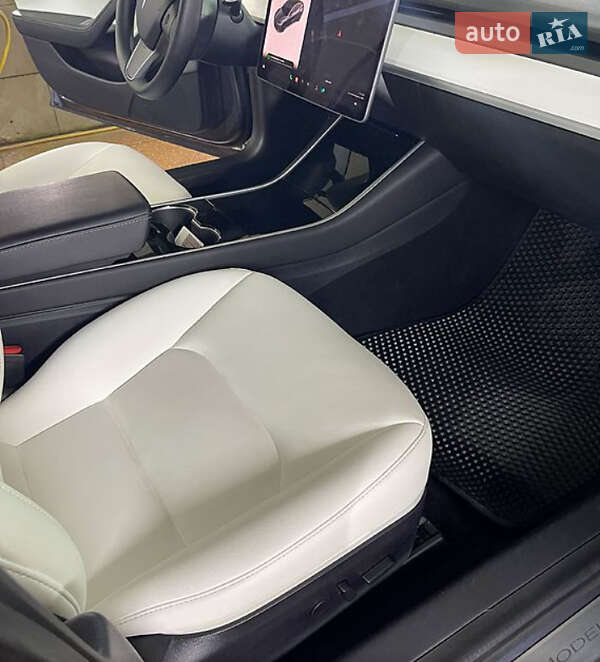 Седан Tesla Model 3 2019 в Львові